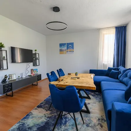 2 Min Walk To Main Street & 2bdr & Free Street Parking Apartament *