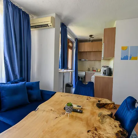 2 Min Walk To Main Street & 2bdr & Free Street Parking