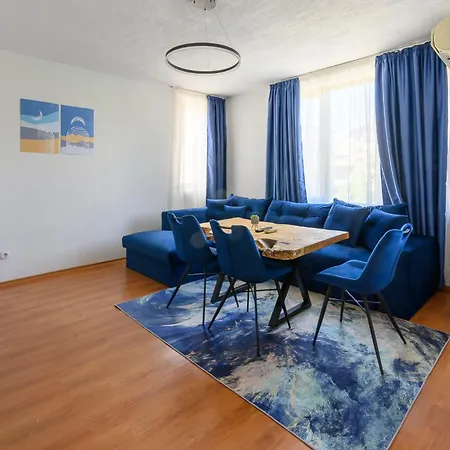 2 Min Walk To Main Street & 2bdr & Free Street Parking *