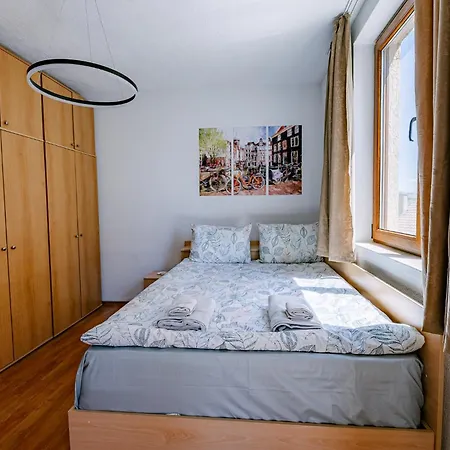 Apartament 2 Min Walk To Main Street & 2bdr & Free Street Parking *