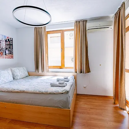 2 Min Walk To Main Street & 2bdr & Free Street Parking *
