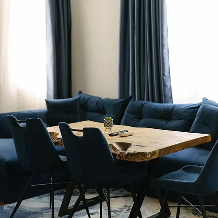 Apartament 2 Min Walk To Main Street & 2bdr & Free Street Parking