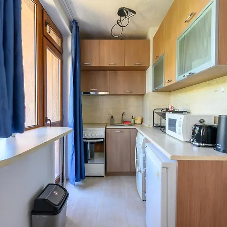 2 Min Walk To Main Street & 2bdr & Free Street Parking Sandanski