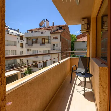 Apartament 2 Min Walk To Main Street & 2bdr & Free Street Parking