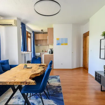 2 Min Walk To Main Street & 2bdr & Free Street Parking * Sandanski